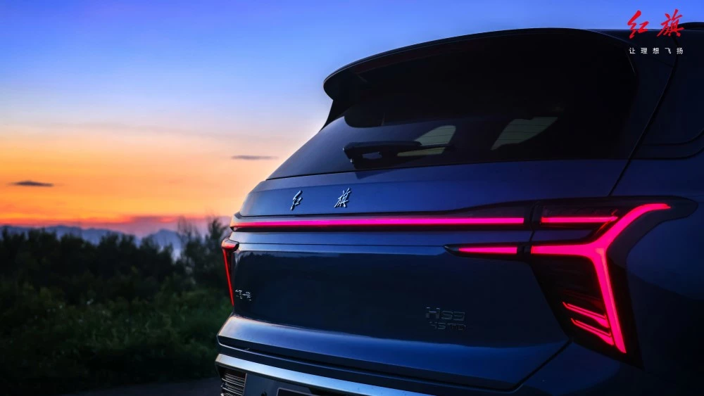 Кроссовер Hongqi HS3 сзади