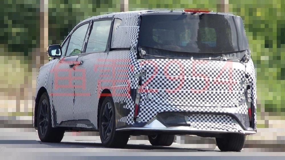 Электрический минивэн от JAC и Huawei сзади сбоку в динамике в камуфляже