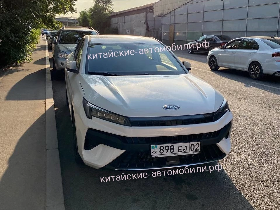 Новое поколение лифтбека JAC J7 в Казахстане спереди сбоку