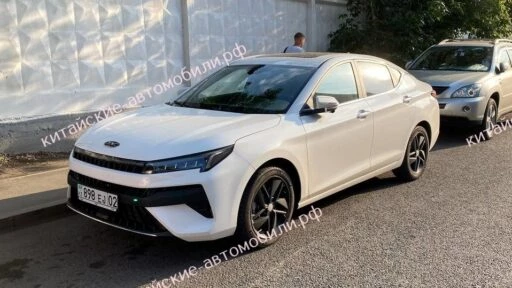 Новое поколение лифтбека JAC J7 в Казахстане спереди сбоку