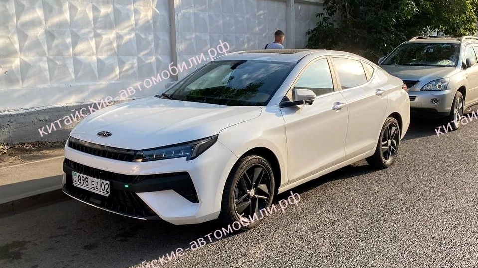 Новое поколение лифтбека JAC J7 в Казахстане спереди сбоку