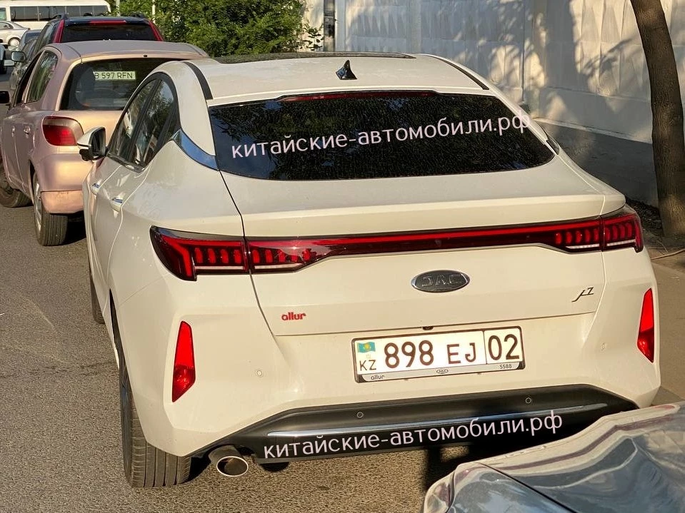 Новое поколение лифтбека JAC J7 в Казахстане сзади сбоку