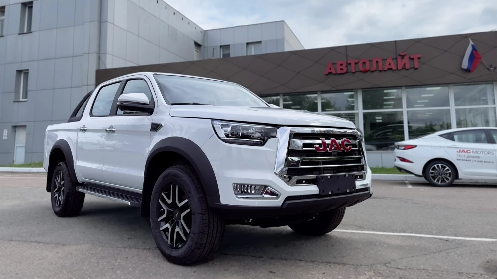 JAC T8 Pro сбоку спереди