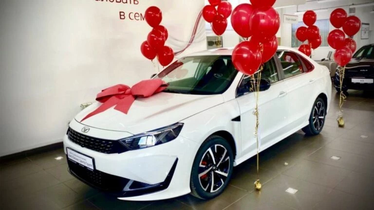 Седан Kaiyi E5 у дилера в автосалоне сбоку спереди