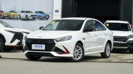 Kaiyi E5 2024 модельного года сбоку спереди