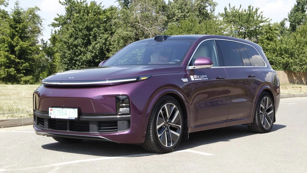 Li L9 сбоку спереди