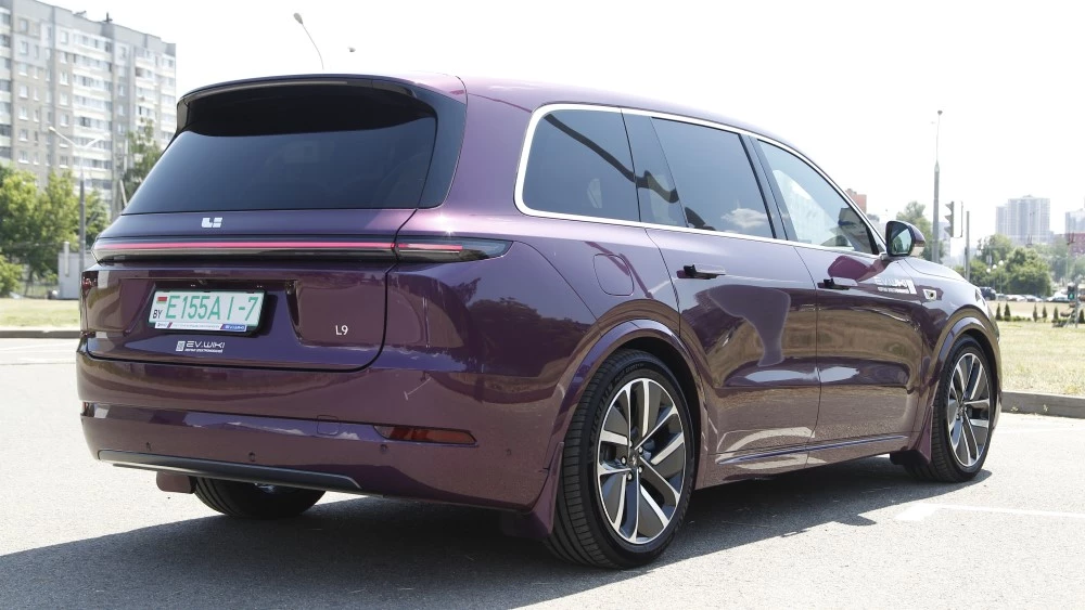 Li L9 сбоку сзади