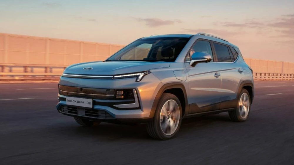 «Москвич 3е» в динамике спереди сбоку