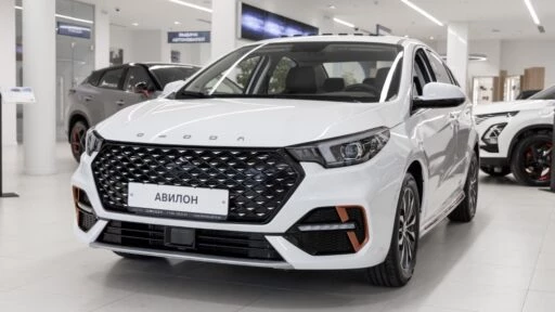 Новый седан OMODA S5 в дилерском центре купить сбоку спереди