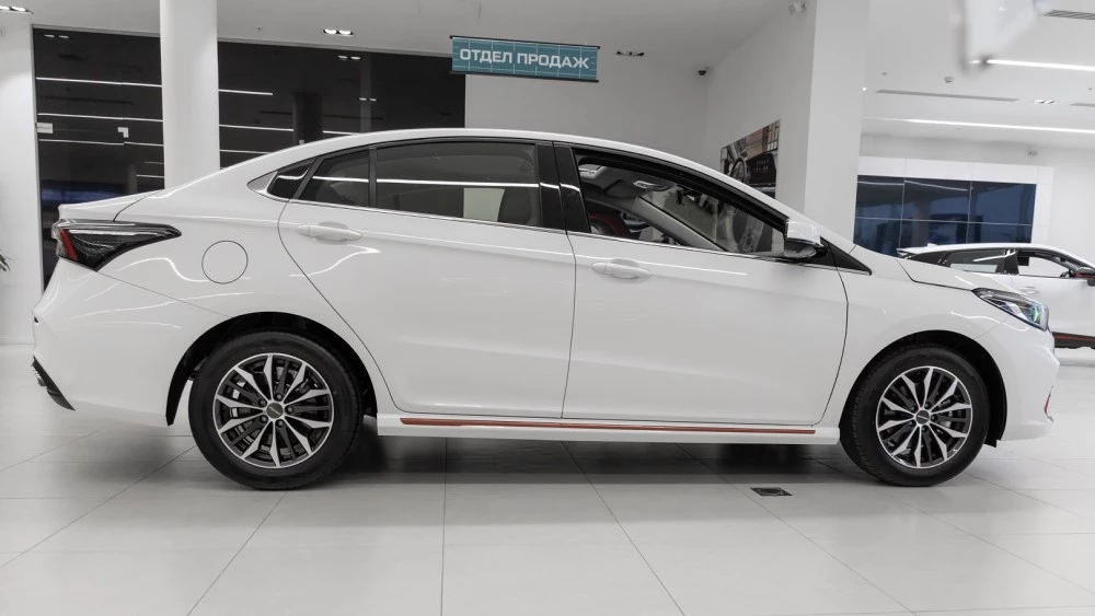 Новый седан OMODA S5 в дилерском центре купить сбоку