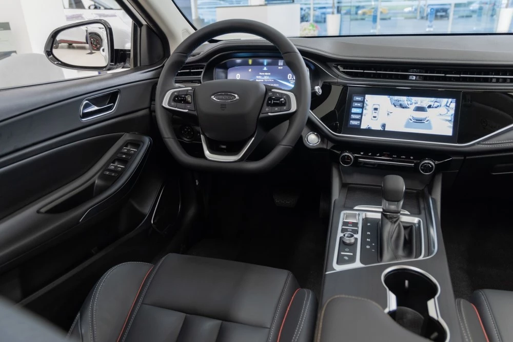 Новый седан OMODA S5 в дилерском центре салон интерьер 