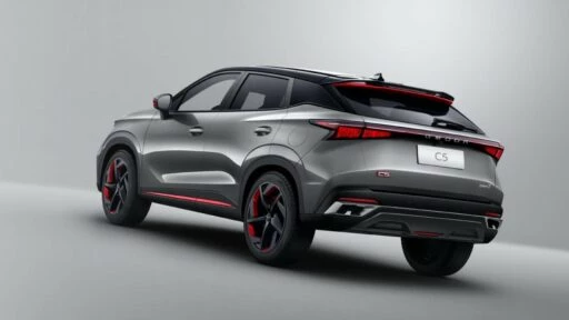 Кроссовер Omoda C5 сбоку сзади