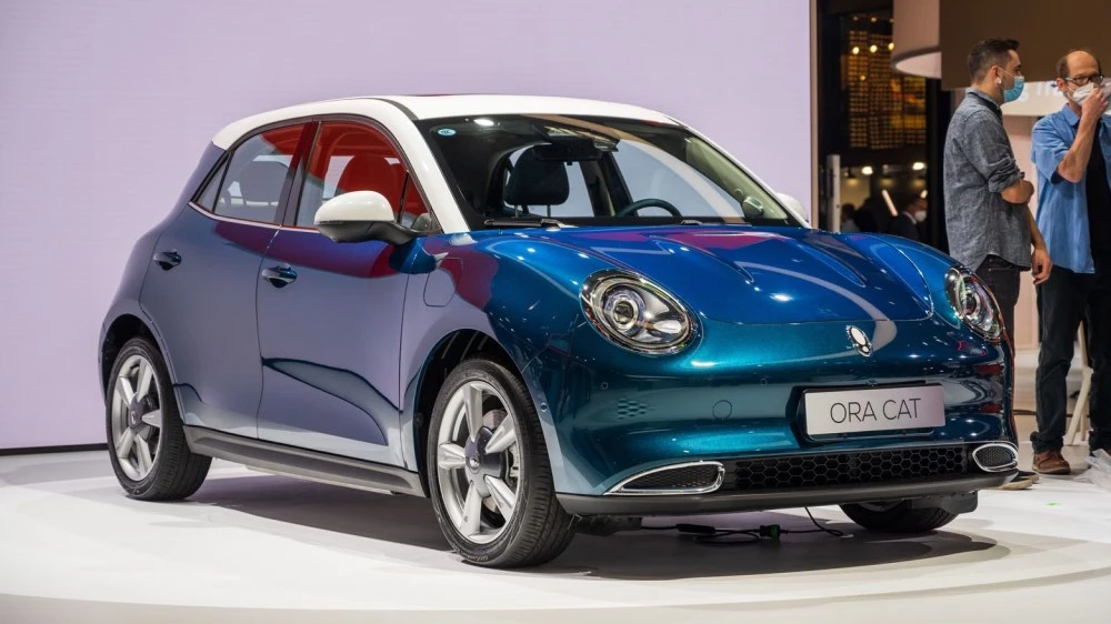 Электрический хэтчбек Ora Good Cat на автосалоне в Мюнхене в 2021 году сбоку спереди
