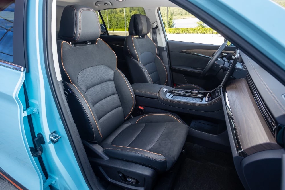 гибридный кроссовер гибрид Skywell HT-i тест салон интерьер первый ряд