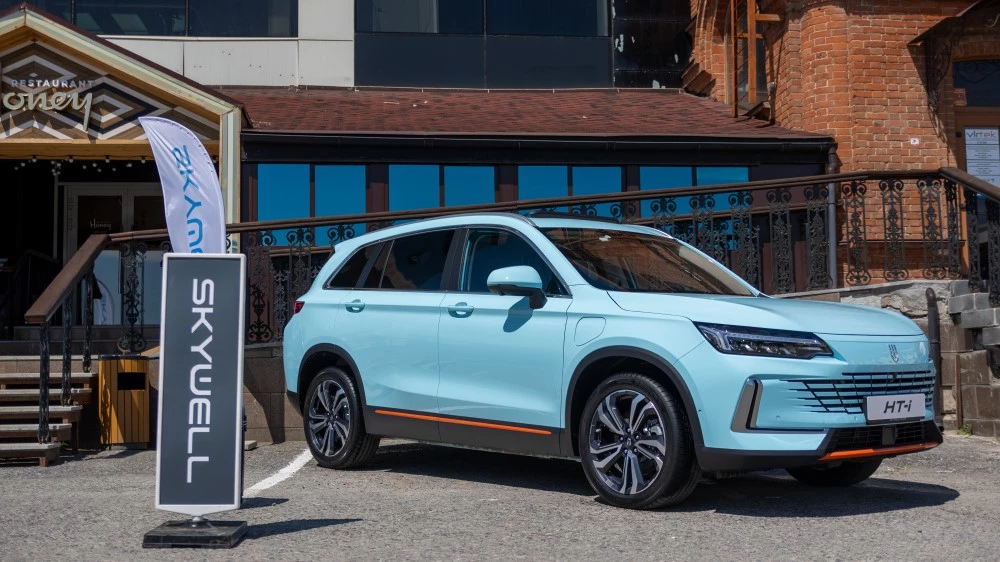 гибридный кроссовер гибрид Skywell HT-i тест спереди сбоку