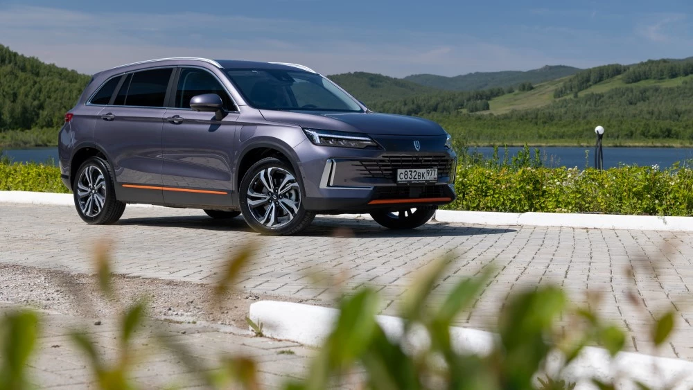 гибридный кроссовер гибрид Skywell HT-i тест спереди сбоку