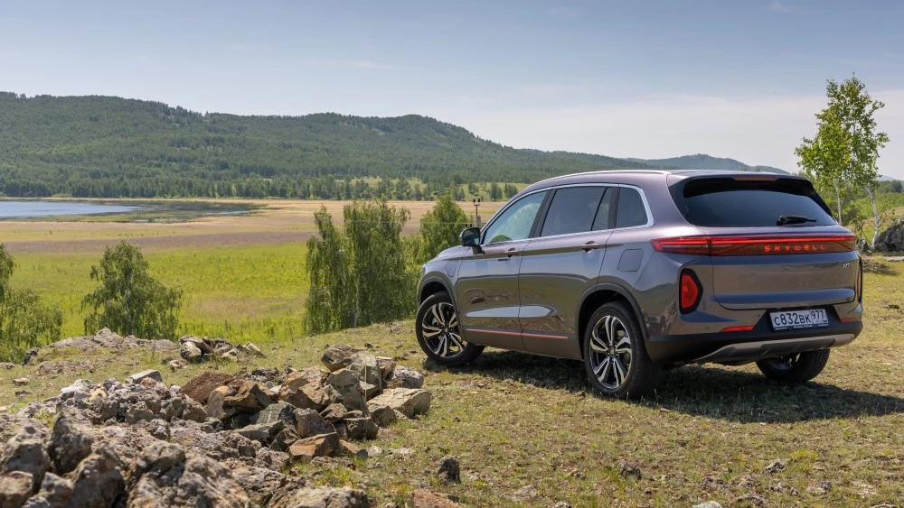 гибридный кроссовер гибрид Skywell HT-i тест сзади сбоку