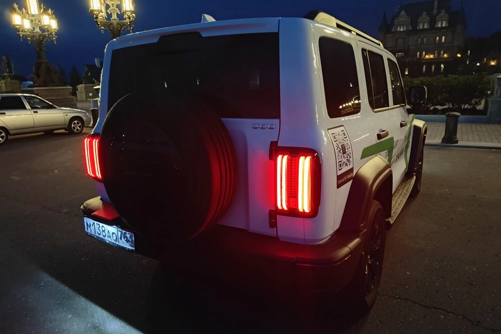 Tank 300 оптика задние фонари в ночное время