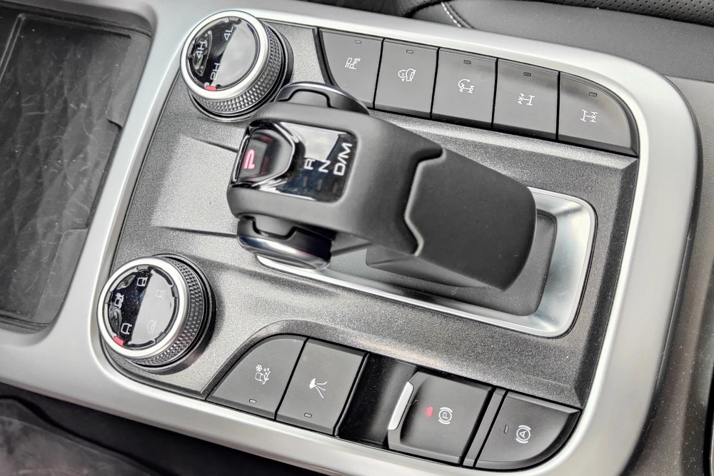 Tank 300 салон интерьер центральный тоннель селектор управление