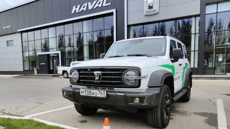 Tank 300 сбоку спереди у дилера Мишин