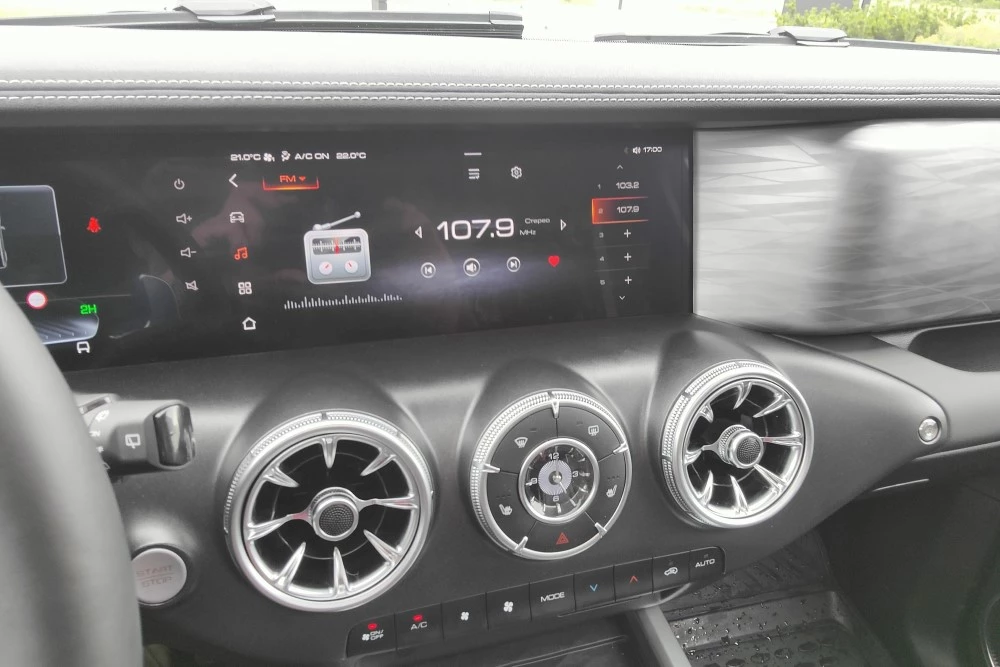 Tank 300 салон интерьер воздуховоды мультимедиа