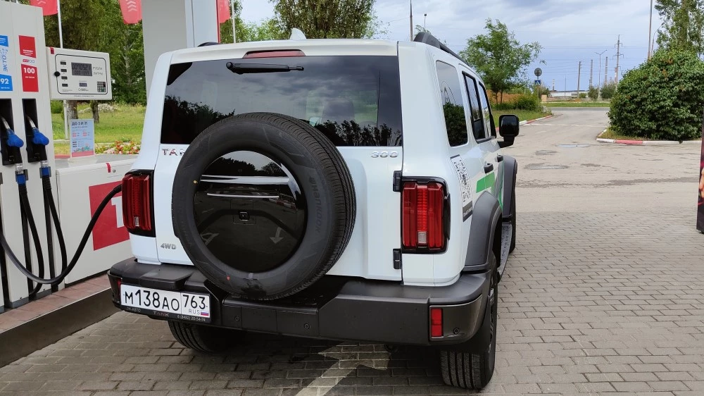 Tank 300 сзади у дилера Мишин