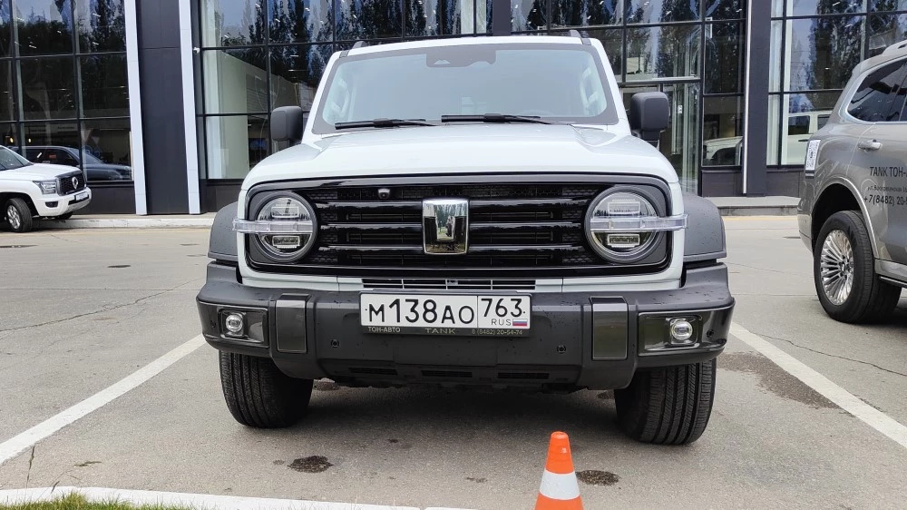 Tank 300 спереди у дилера Мишин