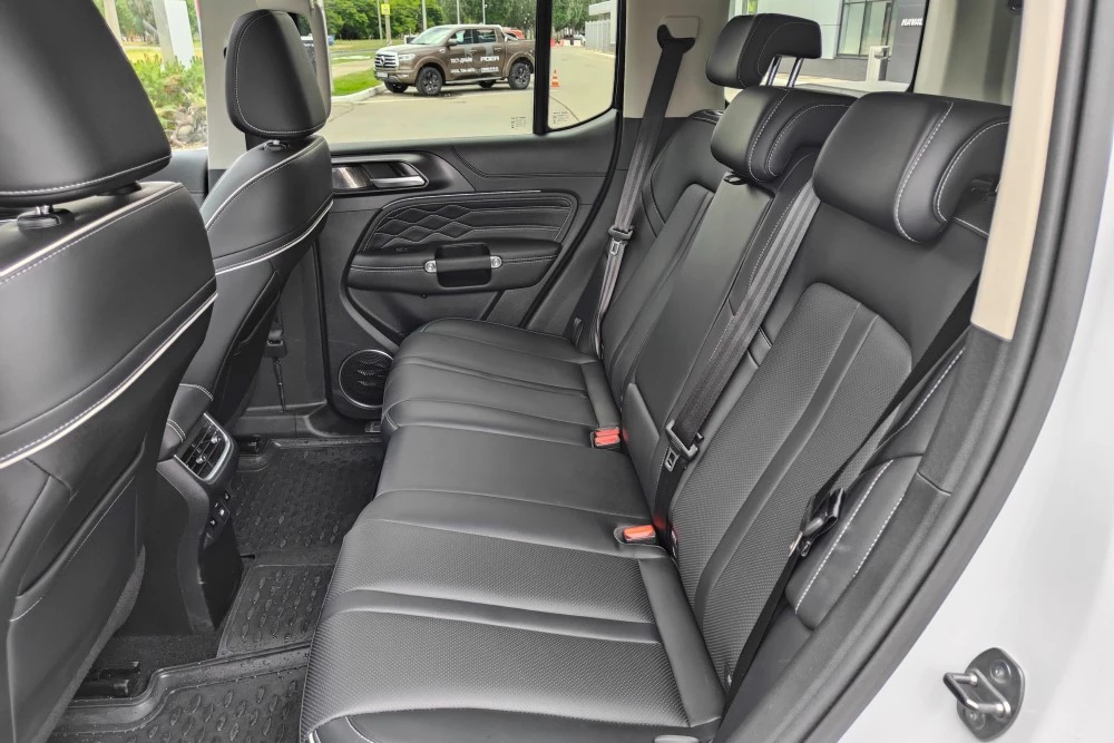 Tank 300 салон интерьер второй ряд