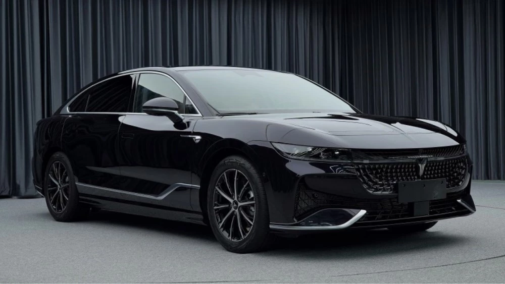 Гибридный седан Voyah Passion сбоку спереди