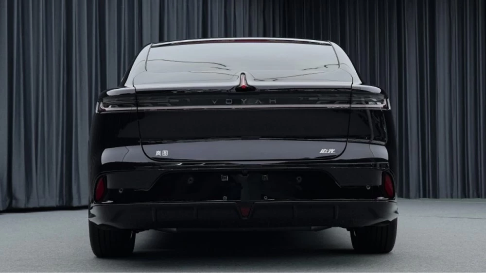 Гибридный седан Voyah Passion сзади