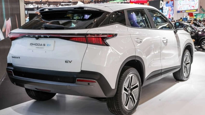 Chery Omoda 5 EV сбоку сзади