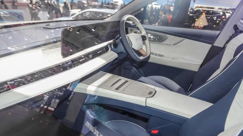 Chery Omoda 5 EV салон интерьер праворульная