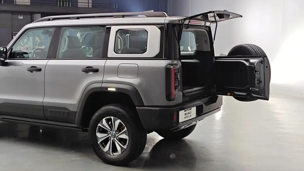 BAIC BJ40 нового поколения багажник открывается