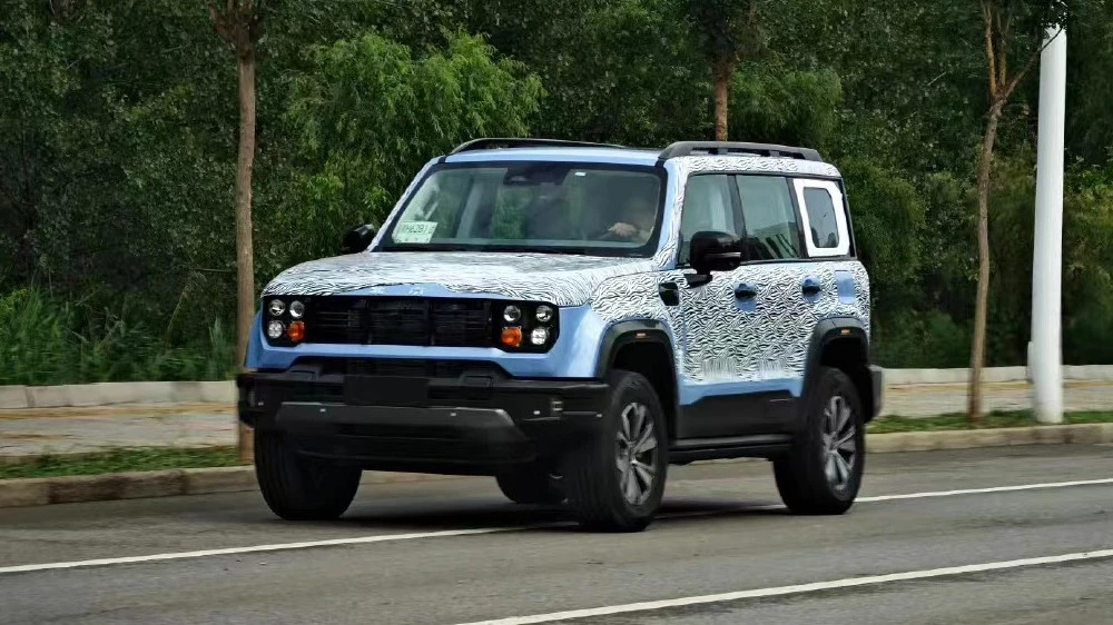 BAIC BJ40 нового поколения сбоку спереди