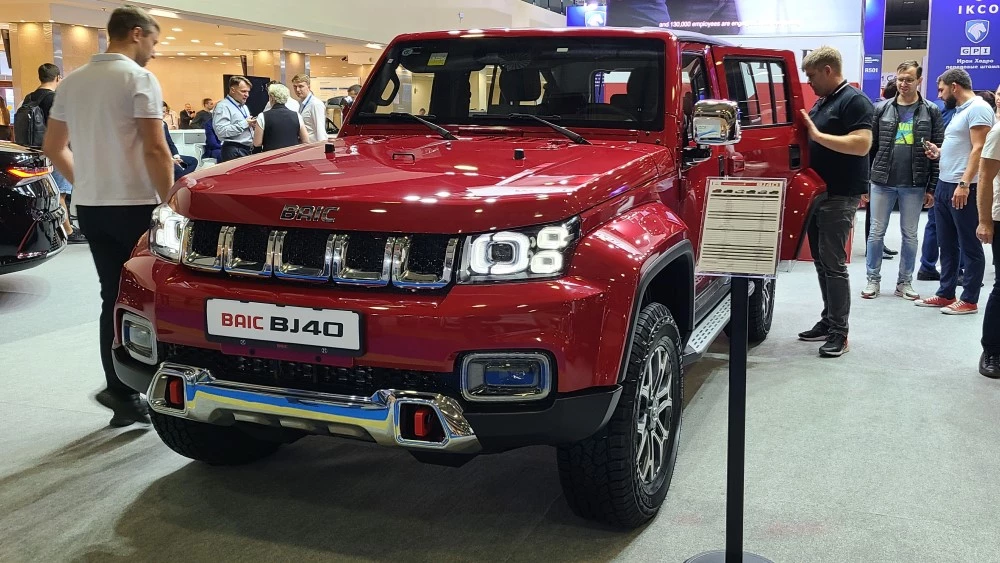 BAIC BJ40 на выставке MIMS 2023 сбоку спереди