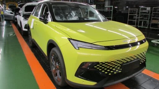 BAIC X55 сбоку спереди конвейер завода Автотор