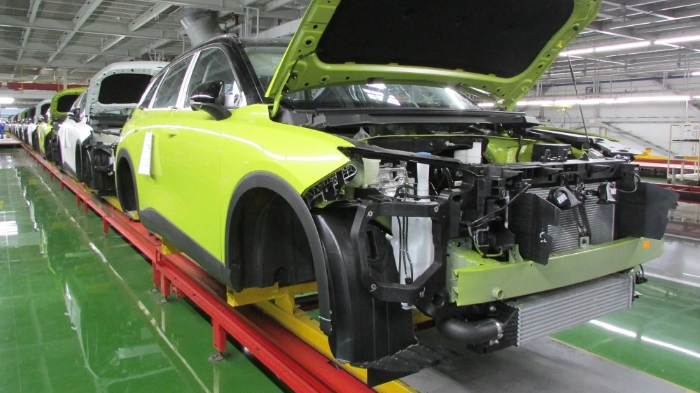 BAIC X55 сбоку спереди конвейер завода Автотор