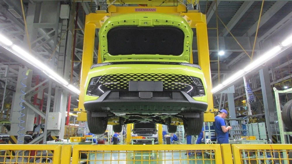 BAIC X55 сбоку спереди конвейер завода Автотор