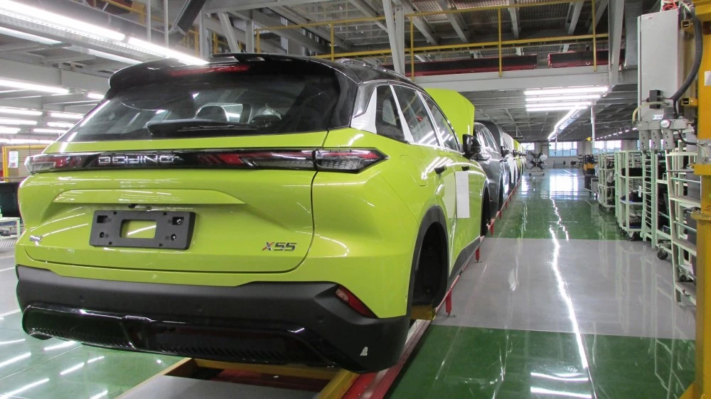 BAIC X55 сбоку сзади конвейер завода Автотор