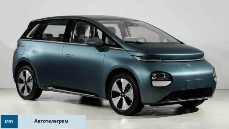 Электроавтомобиль Baojun Yunduo сбоку спереди