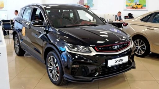 Кроссовер BelGee X50 сбоку спереди у дилера купить новый