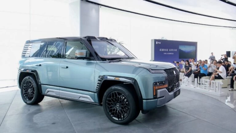 Автосалон в Чэнду 2023 BYD Yangwang U8