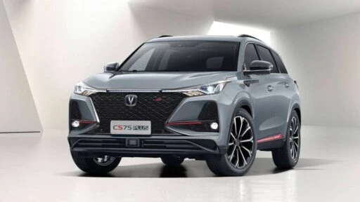 Кроссовер Changan CS75 Plus сбоку спереди