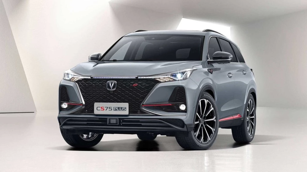 Кроссовер Changan CS75 Plus сбоку спереди