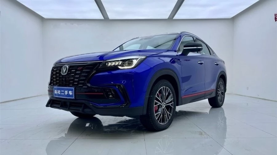 Новый кроссовер Changan CS85 Coupe в Китае спереди сбоку у дилера привезти из Китая
