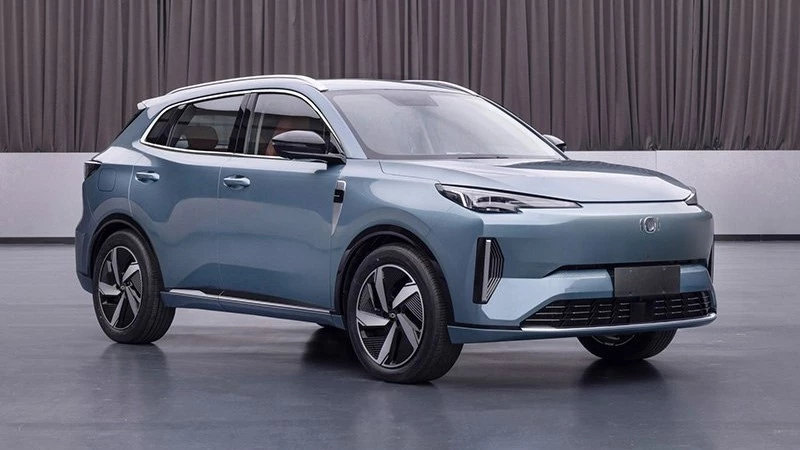 Кроссовер Changan Qiyuan Q05 спереди сбоку