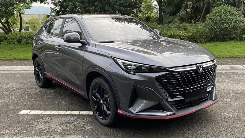 Кроссовер Changan X5 Plus спереди сбоку