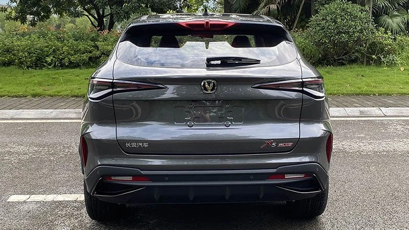 Кроссовер Changan X5 Plus сзади