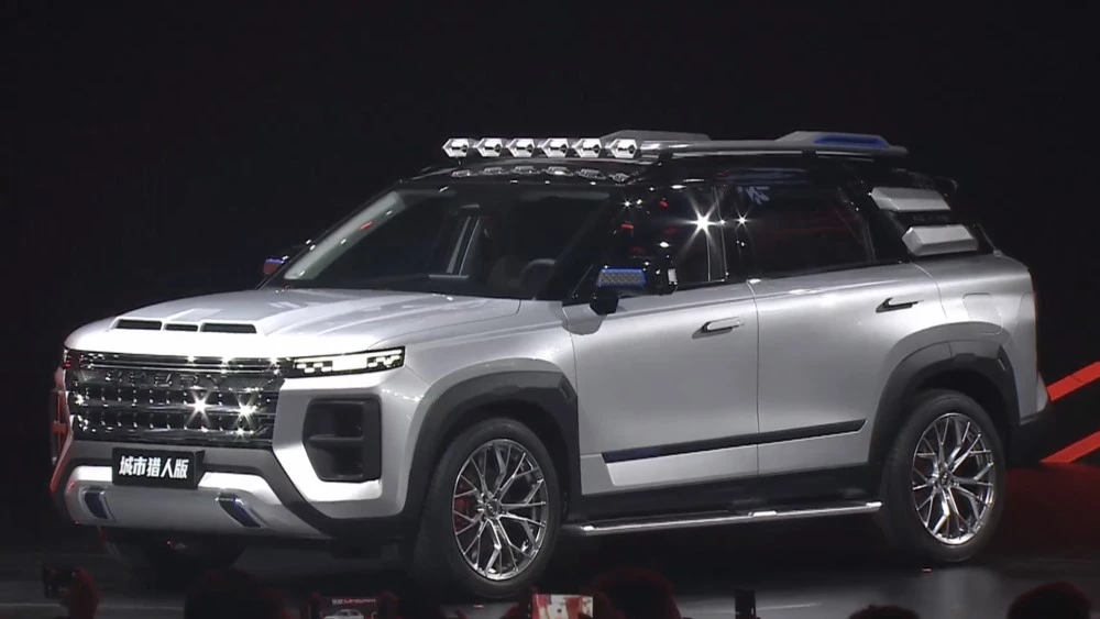 Chery Explore 06 в спецверсии City Hunter сбоку спереди