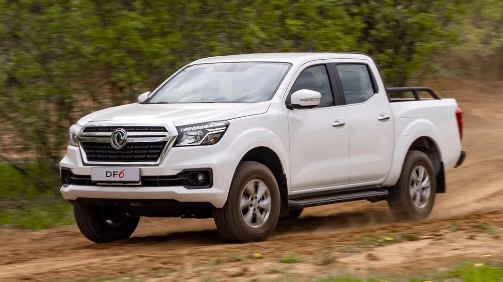 Теперь в открытую. Пикап Dongfeng DF6 вновь получил ценник в России Пикап Dongfeng DF6 сбоку спереди